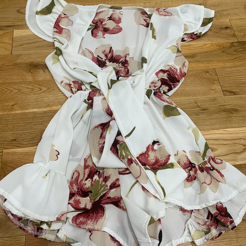 Flowery romper!🌸🌺🌼 - Picture 2 of 2